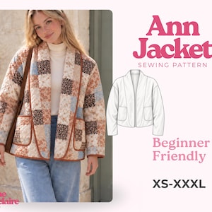 Puede incluir: Una chaqueta acolchada con un patrón floral de patchwork en tonos marrón, crema y azul claro con ribete marrón. El texto dice Ann Jacket Sewing Pattern, Beginner Friendly y XS-XXXL. Se incluye un dibujo lineal blanco de la chaqueta.