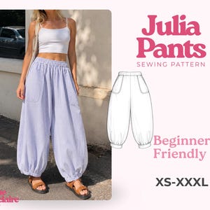 Può includere: Cartamodello Julia Pants per taglie dalla XS alla XXXL. L'immagine mostra una canotta bianca e pantaloni a righe sottili azzurri con elastico in vita, tasche laterali e polsini arricciati. Un disegno tecnico dei pantaloni è incluso a destra.