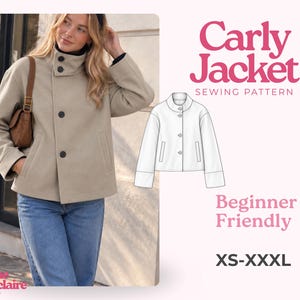 Puede incluir: Una chaqueta beige con cuello alto, tres botones oscuros y dos bolsillos laterales. El texto dice Carly Jacket SEWING PATTERN, Beginner Friendly, XS-XXXL y Pauline Montclaire SEWING PATTERNS. Se incluye un dibujo lineal blanco de la chaqueta.