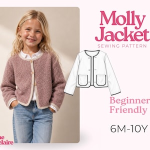 Puede incluir: Un patrón de costura Molly Jacket para tallas 6M-10Y. La imagen muestra una chaqueta de forro polar texturizado en color malva con cuello redondo, mangas largas y tres botones, junto a un dibujo lineal blanco del diseño con dos bolsillos.