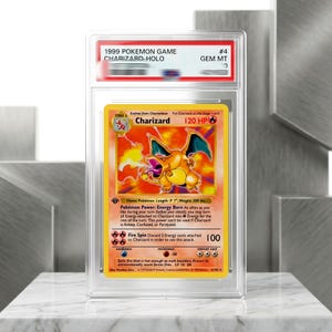 Può includere: Una carta collezionabile Pokemon Game Charizard-Holo del 1999, classificata GEM MT 10, sigillata in una custodia protettiva in plastica trasparente. La carta presenta l'illustrazione di un drago arancione sputafuoco, 120 HP e il testo dell'attacco.