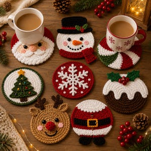 Könnte beinhalten: Ein Set aus acht runden Häkeluntersetzern mit weihnachtlichen Motiven, darunter ein Weihnachtsmann-Gesicht, ein Schneemann, ein Pfefferminz-Wirbel, ein Tannenbaum, eine weiße Schneeflocke auf Rot, ein Weihnachtspudding, ein Rentier und ein Weihnachtsmann-Anzug.