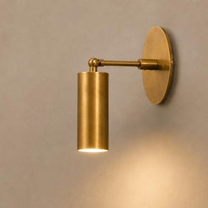 Handgjord justerbar vägglampa i mässing | Läslampa i 50-talsmodern stil | Riktbar spotlight för sovrum, vardagsrum, hall