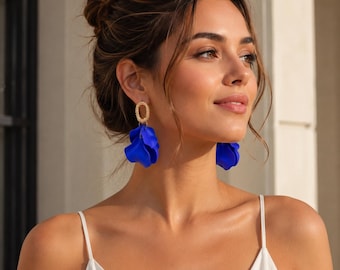 Orecchini a fiore blu reale: eleganza e originalità