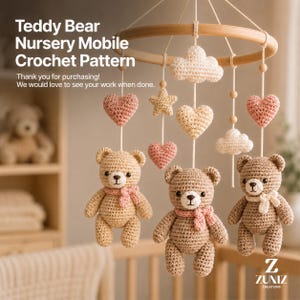 Puede incluir: Un móvil de cuna con tres osos de peluche de ganchillo, dos corazones rosas, uno color crema, una estrella y dos nubes de ganchillo colgados de un marco de madera circular. El texto dice: Teddy Bear Nursery Mobile Crochet Pattern.