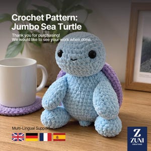 Peut inclure: Une peluche tortue de mer crochetée bleu clair avec une carapace violette et des yeux en plastique noir. L'image contient le texte : Crochet Pattern: Jumbo Sea Turtle. Thank you for purchasing! We would like to see your work when done.
