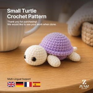 Könnte beinhalten: Eine kleine gehäkelte Schildkröte mit cremefarbenem Kopf und Gliedmaßen sowie einem lavendelfarbenen Panzer. Der Text lautet: Small Turtle Crochet Pattern. Thank you for purchasing! We would like to see your work when done. Multi-Lingual Support. ZUNIZ CREATIONS.
