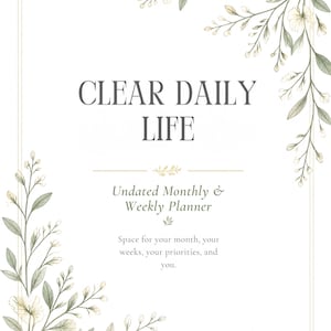 Könnte beinhalten: Ein undatierter Monats- und Wochenplaner mit dem Titel CLEAR DAILY LIFE. Das Design zeigt einen weißen Hintergrund mit einem dünnen rechteckigen Rahmen und zarten botanischen Illustrationen im Aquarellstil mit grünen Blättern und blassen Blüten.