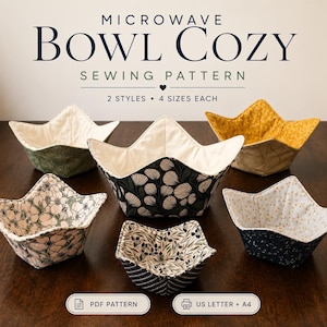 Peut inclure: Un patron de couture pour bol micro-ondable avec le texte MICROWAVE BOWL COZY SEWING PATTERN 2 STYLES 4 SIZES EACH PDF PATTERN US LETTER + A4. Cinq bols en tissu sont présentés avec divers motifs floraux et géométriques.