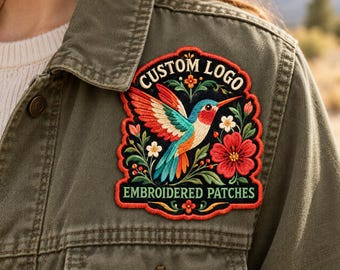 Logo-patch op maat: geborduurd ontwerp met kolibrie en bloemen, gepersonaliseerd om op te strijken of op te naaien.