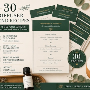 Puede incluir: Un juego de 30 tarjetas de recetas para difusor con encabezados verde oscuro y fondos color crema. Las tarjetas enumeran mezclas de aceites esenciales como Forest Anchor, Quiet Evening y Rooted. Incluye un frasco de vidrio ámbar de aceite de lavanda y un difusor blanco.