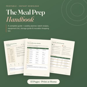 Op de afbeelding: Een digitaal handboek voor maaltijdbereiding met een donkergroene achtergrond en witte tekst. De titel is The Meal Prep Handbook. Drie pagina's worden getoond, met een recept, een wekelijkse voorbereidingskalender en tips voor opslag.