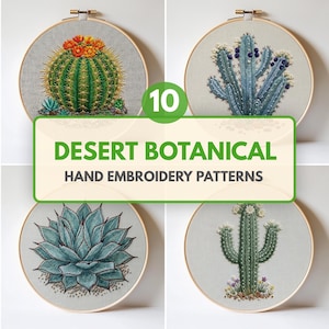Può includere: Quattro telai da ricamo circolari in legno con ricami dettagliati di piante del deserto, tra cui un cactus rotondo con fiori arancioni, un cactus blu con bacche scure, un'agave blu e un alto cactus verde con fiori bianchi. Il testo recita 10 DESERT BOTANICAL HAND EMBROIDERY PATTERNS.