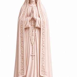 Könnte beinhalten: Eine blassrosa, einfarbige Statue einer Figur in einem langen, fließenden Gewand mit Schleier und Krone. Die Hände sind zum Gebet gefaltet, ein Rosenkranz mit Kreuz hängt vorne herab. Die Ränder des Gewandes sind mit floralen Details verziert.