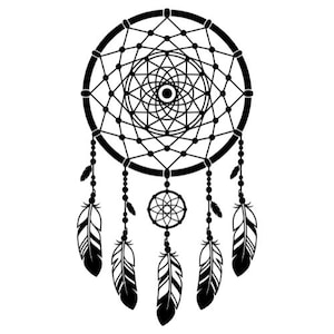 Peut inclure: Une illustration graphique en noir et blanc d'un attrape-rêves composé d'un grand cercle avec un motif de toile complexe, orné de cinq brins suspendus de perles et de plumes, avec un élément de toile circulaire plus petit en bas.