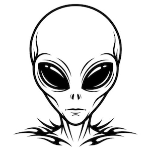Pode incluir: Uma ilustração gráfica a preto e branco de uma cabeça alienígena com um crânio grande e liso, olhos amendoados de grandes dimensões, um nariz pequeno e uma boca fina. A zona do pescoço está adornada com linhas decorativas pontiagudas de estilo tribal.