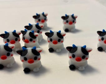 Lot de 7 mini vaches, petites figurines d'animaux de la ferme, produits de remplissage de panier de Pâques, récompenses pour la classe, cadeaux de fête, miniatures imprimées en 3D