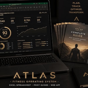Könnte beinhalten: Ein Laptop mit einem Atlas-Fitness-Dashboard, ein Smartphone mit passender App-Oberfläche, ein Stapel gedruckter Ratgeber, ein schwarzes Notizbuch und ein Shaker, alle mit goldenem Atlas-Logo auf dunklem Untergrund.