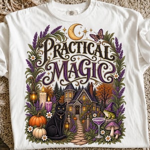Pode incluir: Uma t-shirt branca com uma estampa gráfica contendo o texto "PRACTICAL MAGIC" em roxo e preto. O design inclui um gato preto, uma casa, uma lua crescente, uma borboleta, abóboras, velas, um sapo de chapéu e flores roxas.