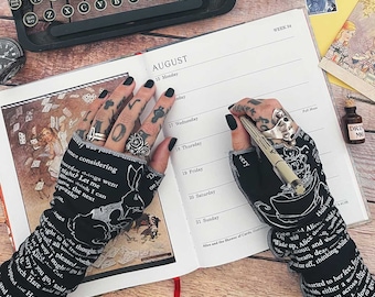 Guantes sin dedos de Alicia en el País de las Maravillas - Regalo para amantes de los libros, Algodón, Calentadores de brazos literarios de Storiarts