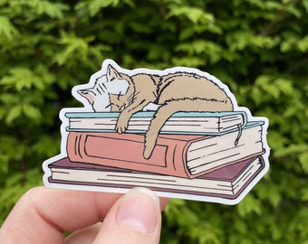 Sticker Cat on Books - vinylsticker boekenliefhebber