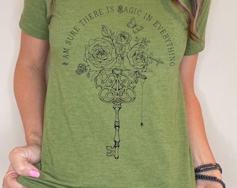 Camiseta literaria "Jardín Secreto" – Frances Hodgson Burnett, Floral Key Design (mezcla de 52 % algodón y 48 % poliéster)