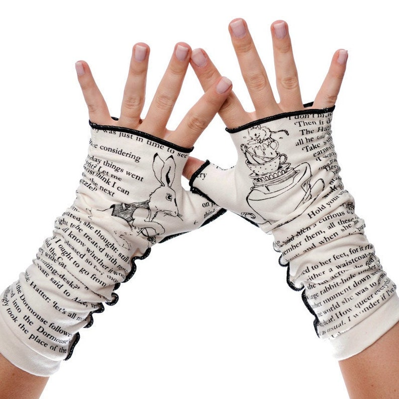 Guantes de escritura Alicia en el País de las Maravillas Guantes sin dedos, Calentadores de brazos, Lewis Caroll, Regalo de escritor, Regalo de amante de los libros, Regalo de graduación, Literario Beige