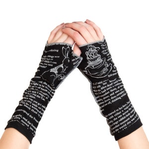 Guantes de escritura Alicia en el País de las Maravillas Guantes sin dedos, Calentadores de brazos, Lewis Caroll, Regalo de escritor, Regalo de amante de los libros, Regalo de graduación, Literario Black