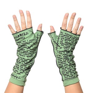 Puede incluir: Una taza de cer&aacute;mica blanca con un asa negra y el texto "But First, Coffee" en negro, con una fuente de estilo manuscrito. La taza est&aacute; sobre una superficie blanca.