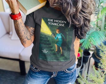 Camiseta con la portada de "La escalera oculta" de Nancy Drew – 100% algodón. Ropa para amantes de los libros.