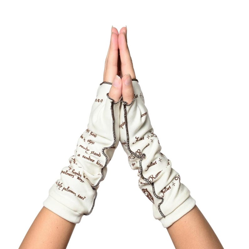 Puede incluir: Guantes sin dedos color crema con texto y ribete marr&oacute;n. El texto incluye frases como "Romeo" y "Julieta". Los guantes tienen un borde con volantes y se usan en ambas manos.