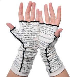 Guantes de escritura Alicia en el País de las Maravillas Guantes sin dedos, Calentadores de brazos, Lewis Caroll, Regalo de escritor, Regalo de amante de los libros, Regalo de graduación, Literario imagen 5