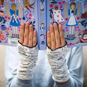 Guantes de escritura Alicia en el País de las Maravillas Guantes sin dedos, Calentadores de brazos, Lewis Caroll, Regalo de escritor, Regalo de amante de los libros, Regalo de graduación, Literario imagen 3