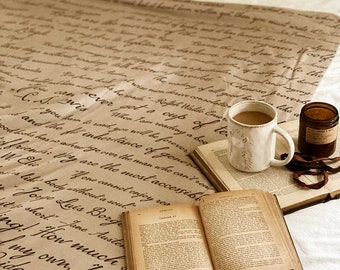 Puede incluir: Primer plano de un libro abierto en una página con el texto "Capítulo 35" en la parte superior. Una taza de té se encuentra sobre un libro con una manta estampada en marrón y blanco debajo. El texto en la manta dice "...serás para siempre un libro..." y "...son los más accesibles..."