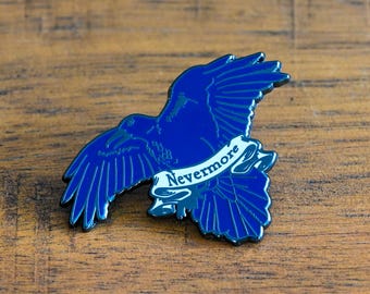Épinglette en émail Le corbeau – Edgar Allan Poe, littérature gothique Nevermore (1,5 po.)