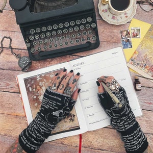 Guantes de escritura Alicia en el País de las Maravillas Guantes sin dedos, Calentadores de brazos, Lewis Caroll, Regalo de escritor, Regalo de amante de los libros, Regalo de graduación, Literario imagen 4