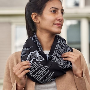 The Raven Book Sjaal – Edgar Allan Poe Literary Infinity Scarf