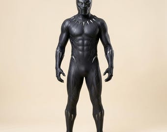 Può includere: Un costume completo di Black Panther composto da una tuta nera testurizzata con accenti argentati sul petto, sugli avambracci e sugli stinchi. Il set include una maschera nera abbinata con orecchie a punta e dettagli argentati su occhi e naso.