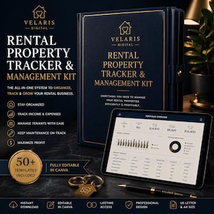 Pu&ograve; includere: Un raccoglitore blu scuro con scritte dorate intitolato Rental Property Tracker & Management Kit, accompagnato da un tablet che mostra una dashboard di portafoglio, una penna dorata e un portachiavi a forma di casa su marmo scuro.