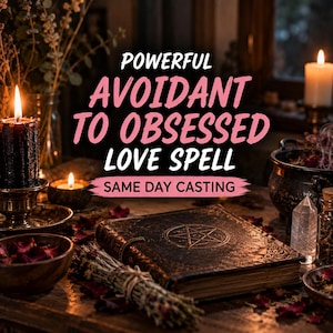 Könnte beinhalten: Ein dunkler Holztisch zeigt ein ledergebundenes Buch mit Pentagramm, eine schwarze Kerze, einen kleinen Kessel, einen klaren Kristall und getrocknete Kräuter. Der Text lautet: POWERFUL AVOIDANT TO OBSESSED LOVE SPELL SAME DAY CASTING.