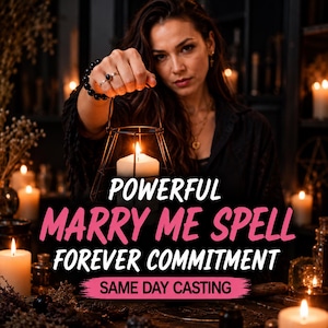Op de afbeelding: Een zwarte metalen lantaarn met een witte stompkaars met een brandende vlam. De afbeelding bevat de tekst: POWERFUL MARRY ME SPELL FOREVER COMMITMENT SAME DAY CASTING. De lantaarn wordt vastgehouden door een persoon met een zwarte kralenarmband.