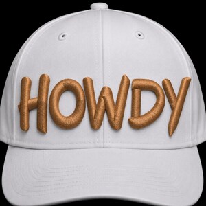 Pode incluir: Um boné de beisebol branco com a palavra HOWDY bordada em relevo com fio metálico cor de bronze nos painéis frontais. O boné possui uma copa estruturada, aba curva e um pequeno botão no centro do topo da parte superior.