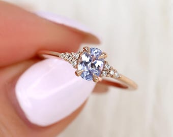 Anel Maddy em ouro rosa 14k com safira azul-centáurea de 0,73 ct em formato oval, presente de aniversário, anel de safira exclusivo, anel de safira lavanda