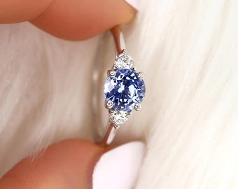 Anel de três pedras Colette com safira azul-centáurea lilás de 1,53 ct em ouro 14k e diamantes. Anel de noivado com safira, anel trilogia, anel de aniversário.