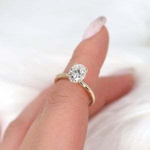 2ct Dakota 2MM 9x7mm 14kt Gold Moissanite 4 Prong Dainty Oval Solitaire Ring,Oval Engagement Ring,Minimalist Moissanite Ring