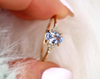 Anel Maddy com Safiras Centáureas de 0,96 ct em Ouro 14k, Anel de Safira Exclusivo, Presente para Ela, Anel de Aniversário, Pedra de Nascimento de Setembro, Presente de Aniversário