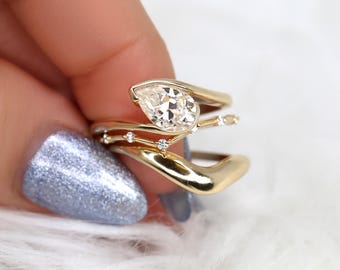 1.50ct Padme 9x6mm Constellation Mabel 14kt Moissanite Tilted Pear Solitaire TRIO Bridal Set,Pear Wedding Ring Set,Pear Engagement Ring Set