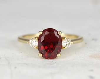 Anillo de compromiso minimalista Gloria de 9 x 7 mm con rubí y diamante ovalado de 3 piedras, piedra natal de julio, anillo de aniversario, anillo de tres piedras, cumpleaños de julio.