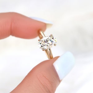 Anel solitário oval delicado de moissanita de ouro 14k Dakota 3ct 2 mm 11 x 7 mm, 4 pontas, anel de noivado oval, anel de moissanita minimalista, oval alongado