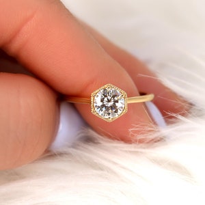 0,75 ct Irma 6 mm 14-karatowe złoto Moissanite z oprawą Milgrain Hexagon Bezel Pierścień Solitaire, wyjątkowy pierścionek zaręczynowy, pierścionek rocznicowy, pierścionek sześciokątny